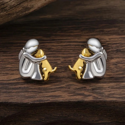 Sweet two-tone hugging earrings in silver and gold